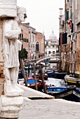 Statue an der Ecke in Campo dei Mori in Venedig, Blick auf Kanal