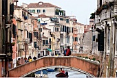 Brücke und Fassaden in Venedig, Rio della Misericordia, Cannaregio