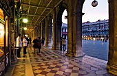 Säulengang am Markusplatz in Venedig, Abend, Passanten