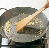 Reis, Knoblauchwürfel, Öl in Pfanne anschwitzen, Step 1