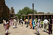 Indien, Touristen am Qutb Minar auf dem Weg zur Eisensäule, Delhi