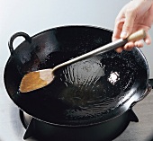Reis, Öl im Wok stark erhitzen , gleichmäßig verteilen, Step 1