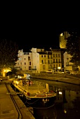 Canal de la Robine in Narbonne, Schiff am Anleger, Häuser