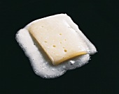 Buch vom Käse, 2 Scheiben Fontina-Käse geschmolzen
