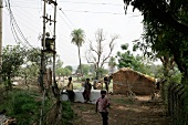Indien, Kinder spielen vor einer Hüt te in Khajuraho