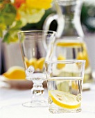 Glas Wasser m. Zitronenscheibe 