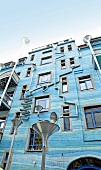 Blaues Haus mit Regenrinnen Fassade im Kunsthof in Neustadt, Dresden
