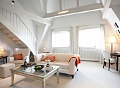 Wohnzimmer weiß, Sofa, Glastisch, Treppe, Balken, Fenster