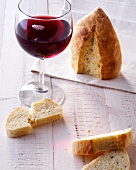 Brot backen - Rotweinglas mit Al tgomerischem Kartoffelbrot