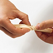 Buch vom Käse, Blätterteig- streifen m. Fingern drehen, Step 3