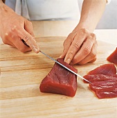 Sushi - Schneiden von Thunfisch