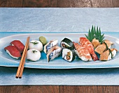 Sushi - Verschiedene Sushisorten auf Porzellanplatte