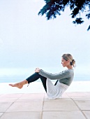Pilates-Übung " Ball - Rolle ", massiert Rückenmuskulatur