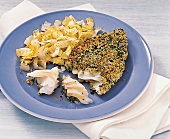 Fisch - Kräuter-Mandel- Kabeljau mit Salat auf Teller