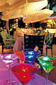 Restaurant Wish, vier Cocktailgläser mit leuchtenden Eiswürfeln
