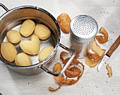 50 Kartoffelrezepte - Geschälte Kartoffeln in einem Topf Wasser