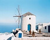 Santorin, Blick auf blau-weiße Windmühle an der Nordspitze