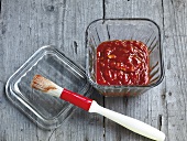 Grillen - rote Barbecue-Sauce, Pinsel