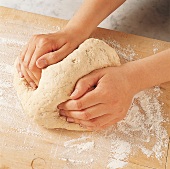 GLYX-Backen, Kuchenteig mit Händen kneten, Step 1