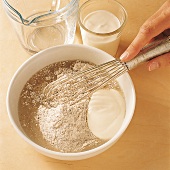 GLYX-Backen, Sauerteig, Step 1 , Mehl, Wasser, Joghurt verrühren
