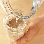 GLYX-Backen, Sauerteig, Step 3 , Wasser in Glas z. Sauerteig gießen