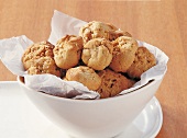 GLYX-Backen, Erdnuss-Cookies in einer weißen Schale