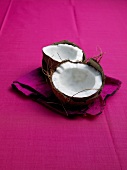 Indisch kochen - Geöffnete Kokosnuss