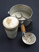 Espresso, Ginger-Cocos-Caffè, Kasserolle, Löffel und Schale