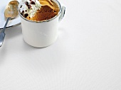 Espresso, Eiskalter Cappuccino mit Schokoraspeln