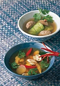 Thailändisch kochen, Pilzsuppe mit Fischklößchen, Zitronengrassuppe