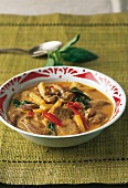 Thailändisch kochen, Rotes Curry mit Bambus und Schweinefleisch