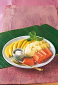 Thailändisch kochen, Exotischer Früchteteller: Ananas, Mango, Papaya