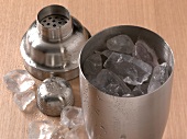 Drinks ohne Alkohol, Shaker mit Eiswürfeln
