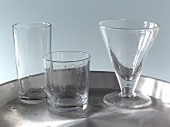 Drinks ohne Alkohol, 3 verschiedene Gläser auf Tablett