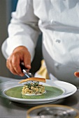 Kürbis und Zucchini, Suppe Step 4: Saibling auf Rührei geben