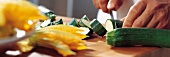 Kürbis und Zucchini, Step 2: Zucchini in Scheiben schneiden