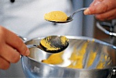 Kürbis und Zucchini, Gnocchi Step 1: Teig zu Nocken formen