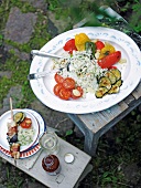 Antipasti-Couscous-Salat, Hähnchenspieße, Tomaten, Paprika