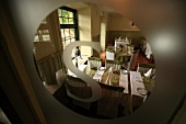 Blick durch ein Türfenster in das Re staurant "Smakrike Krog" in Ljugarn