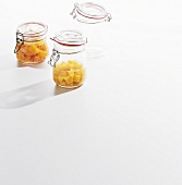 Kürbis und Zucchini, Kürbisstücke in Gläser eingelegt