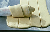 100 beste Brot, Wurst im Teig: Wurst in Teigstreifen wickeln, Step2