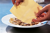 Ravioli und Lasagne, Fazzoletti Step2: Nudelblatt auf Pilze legen