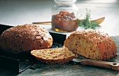 100 beste Brot, 2 würzige Toma tenbrotlaibe, eingelegte Tomaten