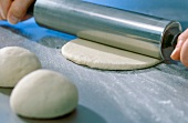 100 beste Brot, Pita: Teigling e mit Nudelholz ausrollen, Step 3