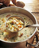 GuU- Suppe, Clam Chowder im Topf, Suppenkelle