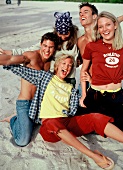 Lachende Jugendliche am Strand