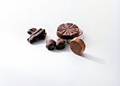 Buch der Schokolade, runde Tafelschokolade und Schokorohmasse