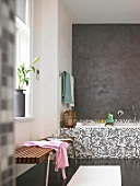 Badewanne, schwarzweiß kariert, Wand schwarz, Holzbank braun
