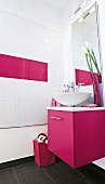 Weißes Waschbecken, pinker Waschtisc h, Spiegel, weiße, pinke Fliesen
