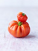 Zwei rote Tomaten übereinander
